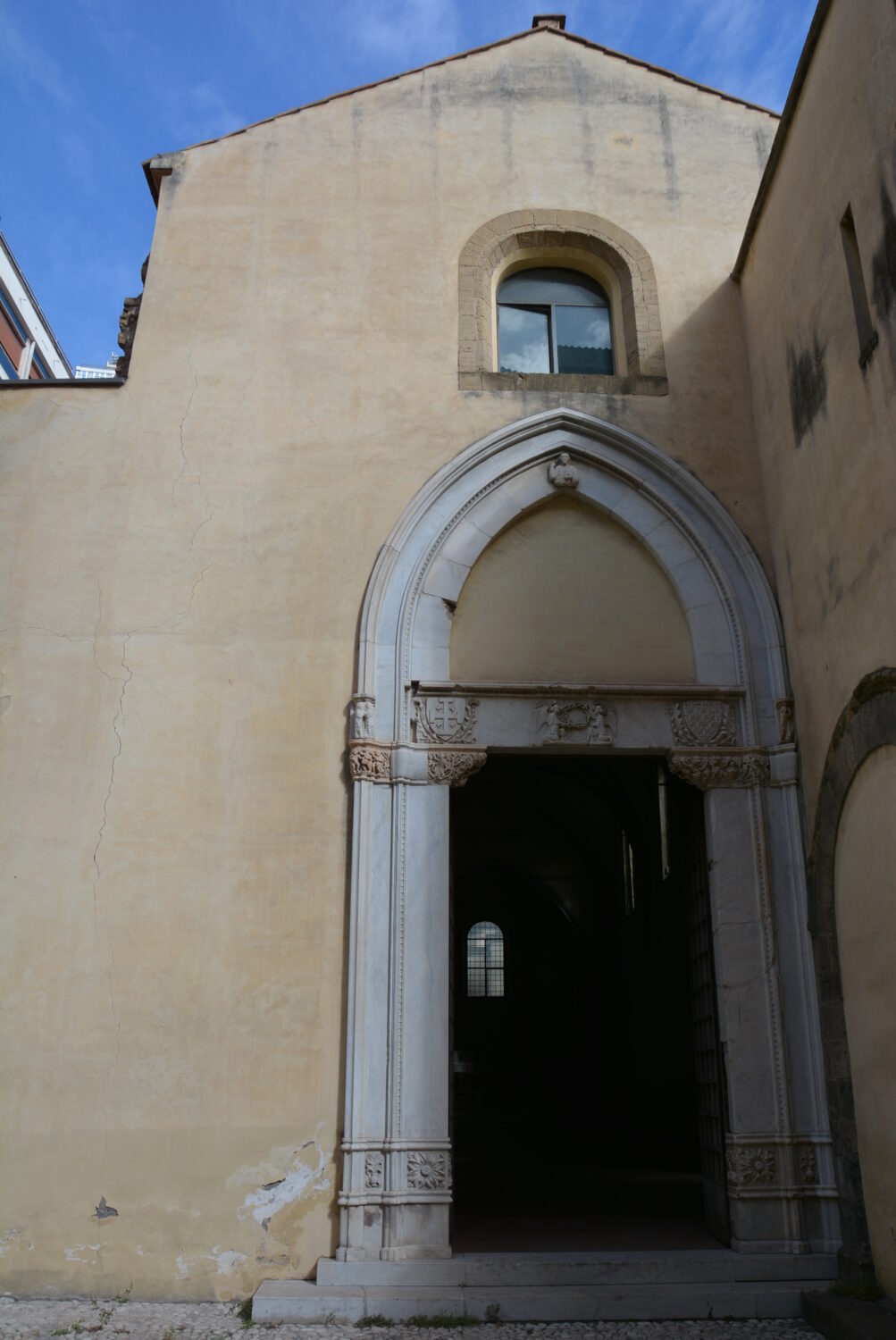 Santa Maria Incoronata, portale d'ingresso