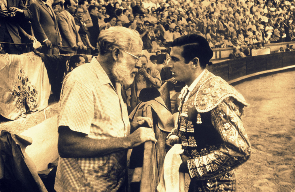 Ernest Hemingway e il torero Antonio Ordóñez. 