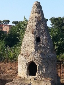 La "Fescina" immagine dettagliata della struttura di copertura. Mausoleo di Quarto