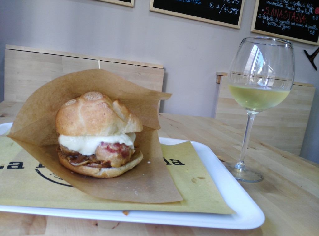 "La Polpetteria". Panino VICO EQUENSE con calice di Caprettone delle Cantine Olivella.