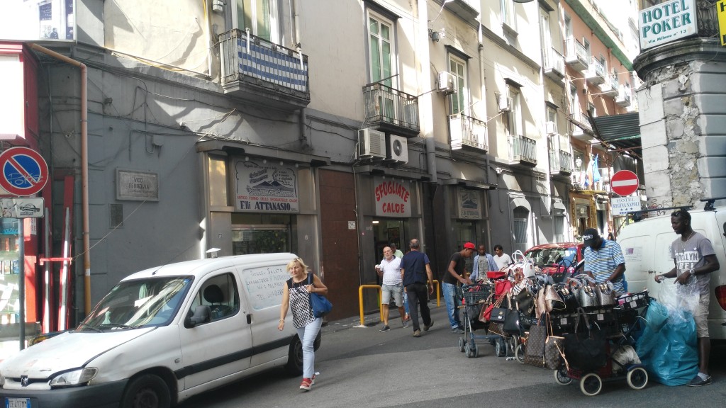 Attanasio. L'Antico Forno delle Sfogliatelle Calde visto da fuori.