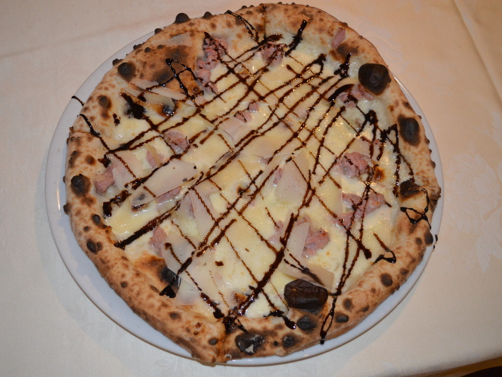 La Villetta. La pizza con scaglie di Grana, salsiccia, fior di latte e aceto balsamico.