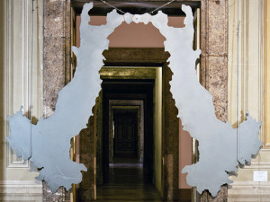 L.Fabro, Italia Porta, 1986, lamiera sagomata verniciata, Caserta Palazzo Reale, collezione Terrae Motus