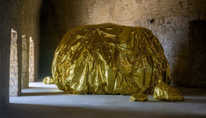 Claudio Beorchia, Il Tesoro, 2014/2015, profilati di alluminio, rete metallica, coperte termiche.