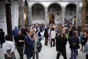 Laurie Anderson, inaugurazione della mostra The Withness of the body Napoli, Chiostro di Santa Caterina a Formiello Fonte: www.artribune.com Napoli