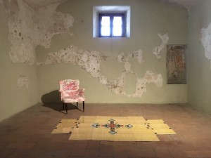 Vincenzo Marsiglia, mostra personale Dopo Logica/o, installazione con poltrona e tappeto in ceramica Sabbioneta (MN), Palazzo Ducale Fonte: www.espoarte.net