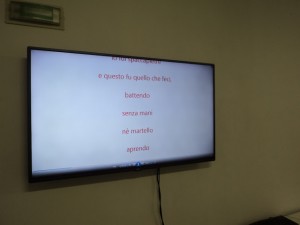 Poesia di Pablo Neruda, fonte di ispirazione per il ciclo La statua cieca di Mafonso, leggibile sullo schermo della televisione installata nel d2.0 box Fonte: Angelo Marino