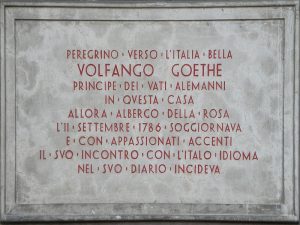 Una targa in ricordo del soggiorno di Goethe in Italia.