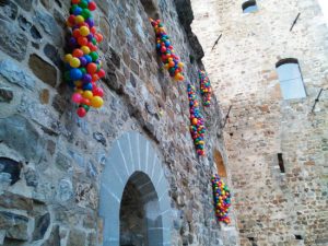 Zino, Installazione sulla facciata del Castello dei Vescovi di Luni nell'ambito della mostra Zino Explosion. Five steps to a dream (2016). Castelnuovo Magra Fonte: http://www.finestresullarte.info/