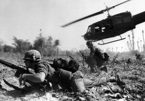 Dei soldati americani durante una campagna nel Vietnam, tema persistente di Paranoid