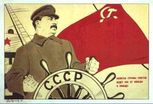 Manifesto propagandistico dell'URSS, ritraente Stalin come "Timoniere della Russia". Si tratta di uno degli esempi più concreti di "culto della personalità". con la quale veniva idolatrata la figura di Stalin. Questo culto cesserà nel 1956 quando, durante il XX congresso del partito comunista dell'Unione Sovietica (PCUS), Nikita Chruscev denuncierà i crimini commessi dal dittatore sovietico.