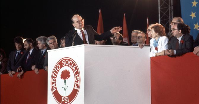 Bettino Craxi durante un congresso socialista. 