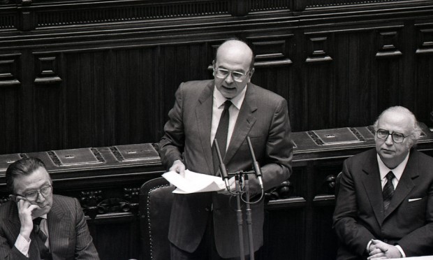 Durante la Presidenza del Consiglio. Ai suoi lati Giulio Andreotti (Min. degli Esteri) e Giovanni Spadolini (Min. della Difesa)