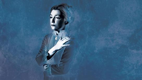 Lesley Manville (Helene Alving) in una rappresentazione teatrale di Spettri, avvenuta a Londra.