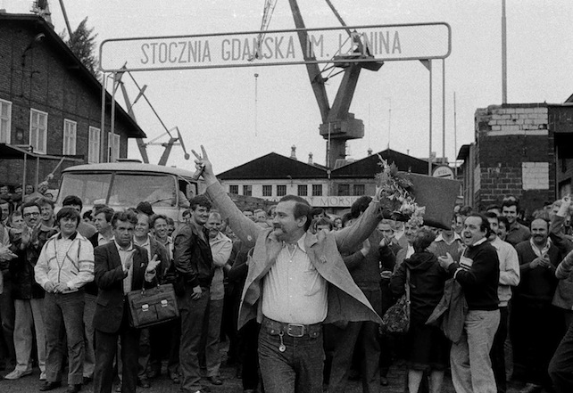 Lech Walesa, il leader di Solidarnosc, nei cantieri navali di Danzica