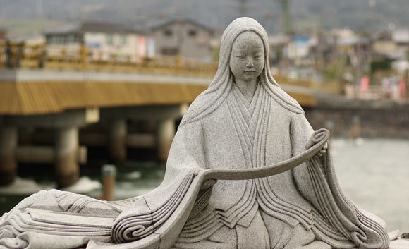 Statua commemorativa dedicata a Murasaki Shikibu, Ponte Uji, Kyoto, Giappone.