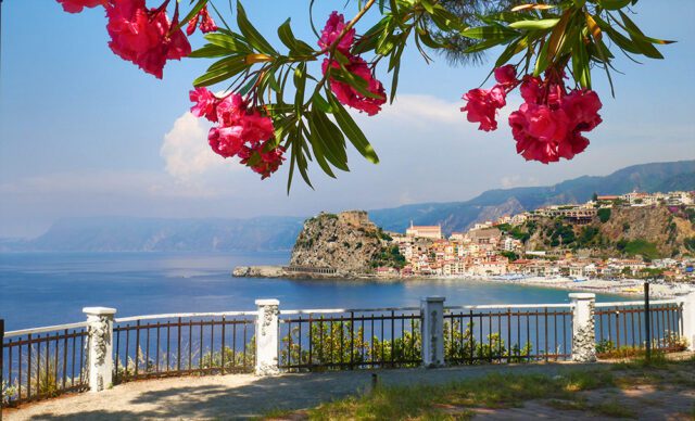 cilla1 - fonte: https://www.sicilymag.it/glauco-e-scilla-gemiti-dal-fondo-del-mare-di-amori-senza-risposta. Scilla
