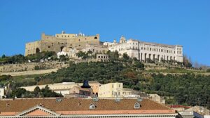 Vista panoramica dal basso del Castel Sant'Elmo (Napoli)